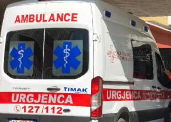 Aksident në aksin rrugor Gjirokastër-Tepelenë, makina del nga rruga dhe përmbyset