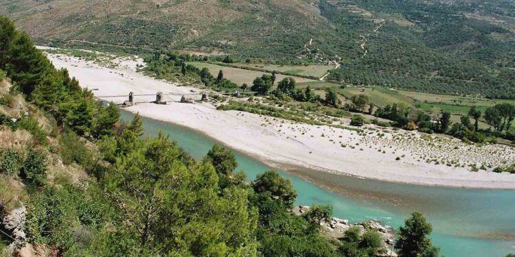 Ishte emigrant në Greqi, sapo ishte divorcuar/Gjendet trupi i pajetë në rrjedhën e lumit Vjosa