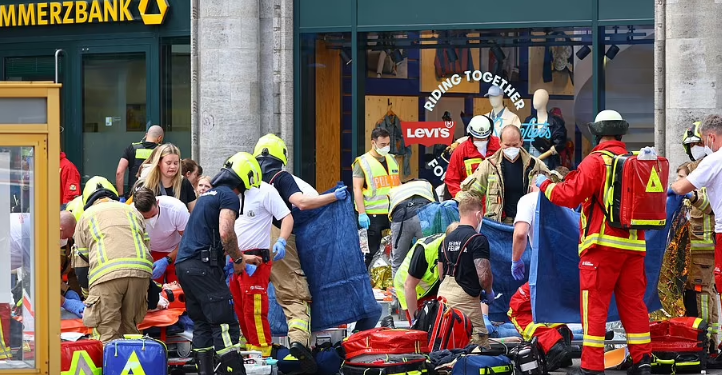 Tragjike! Makina futet mes turmës, 1 i vd*kur e 30 të plagosur (FOTO-VIDEO)