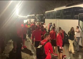 Aksident i frikshëm para ndeshjes, shmanget tragjedia për kombëtaren e njohur