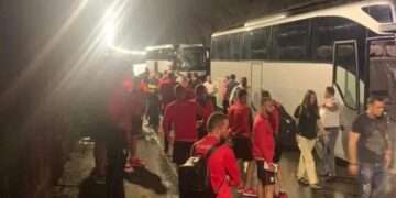 Aksident i frikshëm para ndeshjes, shmanget tragjedia për kombëtaren e njohur