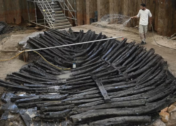 Arkeologët në “garë” me kohën për të shpëtuar një anije të mbytur 1300 vjeçare në Francë