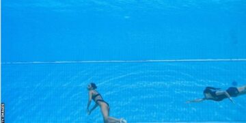 Notares së njohur i bie të fikët në ujë, e shpëton trajnerja (FOTO)