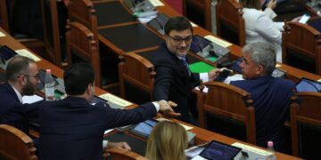 Basha shfaqet në Kuvend, takon të gjithë kolegët (FOTO)