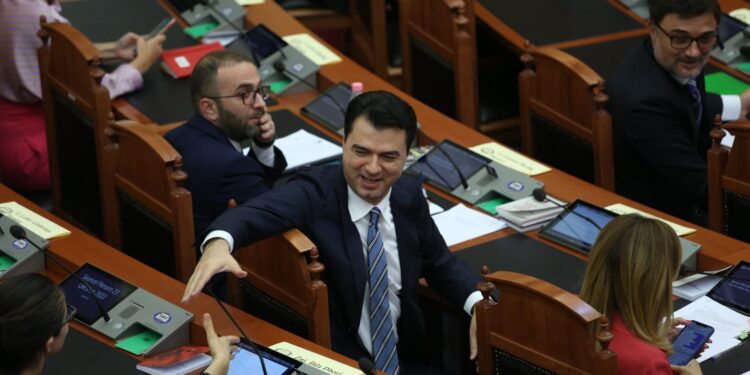 Basha shfaqet në Kuvend, takon të gjithë kolegët (FOTO)
