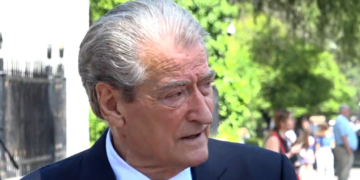 Homazhe në nder të Nishanit/Berisha: Shqiptarët humbën një nga shërbëtorët më të përkushtuar