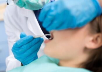 Rusët u frikësohen trajtimeve dentare me cilësi të dobët të epokës sovjetike