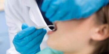 Rusët u frikësohen trajtimeve dentare me cilësi të dobët të epokës sovjetike