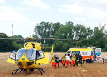 Makina u përplas me pemën, shqiptarin në Itali e çojnë në spital me helikopter