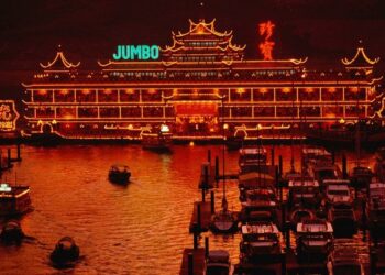 Hong Kong: fundoset restoranti ikonik lundrues Jumbo (VIDEO)