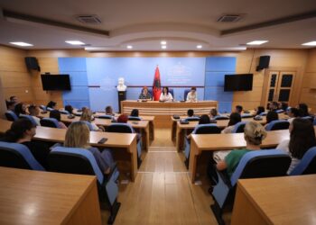 Dy ditë para provimeve të Maturës Shtetërore, Kushi vijon takimet me maturantë të rretheve