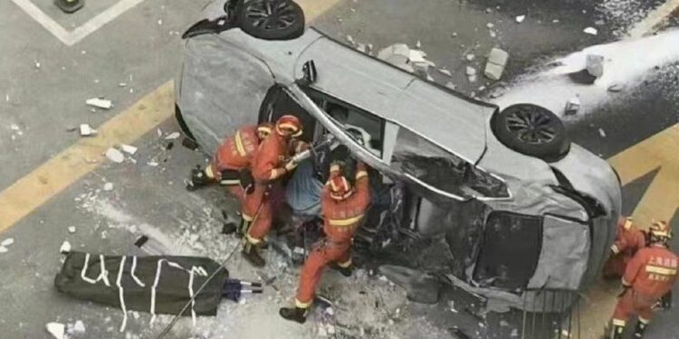 Dy të vdekur pasi makina elektrike Nio ra nga zyra e katit të tretë në Shangai (FOTO-VIDEO)