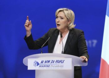 Marine Le Pen goditet me vezë (VIDEO)
