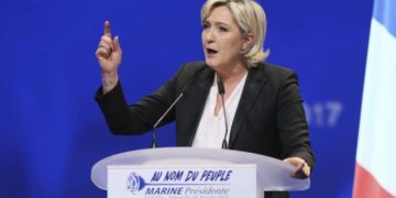 Marine Le Pen goditet me vezë (VIDEO)