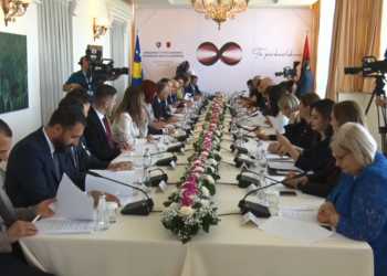 Mbledhja e dy qeverive, përqafim i ngrohtë mes Ramës dhe Kurtit