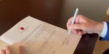 Meta firmos nga Stambolli dekretin për lirimin nga detyra të gjeneralit Bajram Begaj