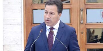 Flakët “pushtojnë” Sazanin, Peleshi: Disa nga vatrat më të rrezikshme janë izoluar