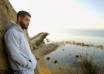 Dy ditë më parë u përfshi në një sherr, Noizy-i i vendosin trit*lin në lokalin e tij