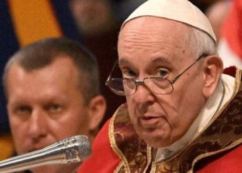 Papa dënon “sulmin barbar” në qendrën tregtare në Ukrainë