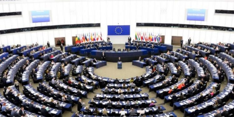 PE miraton raportin për t’i dhënë Ukrainës dhe Moldavisë statusin e vendit kandidat