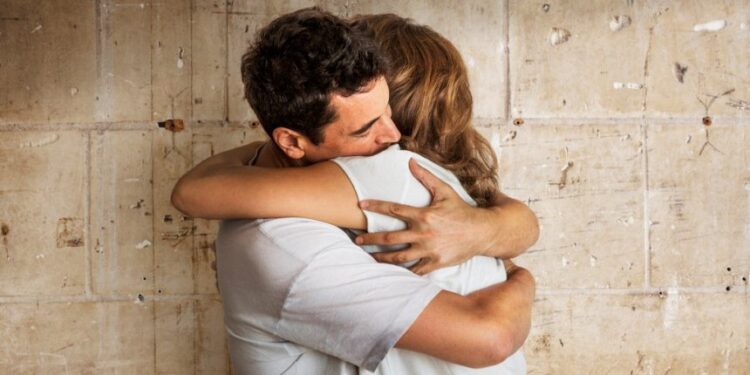 Katër përfitimet e mëdha shëndetësore nga përqafimet