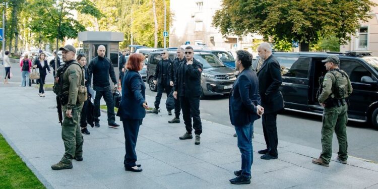 Rama dhe Abazoviç në Kiev të rrethuar nga forca të shumta sigurie