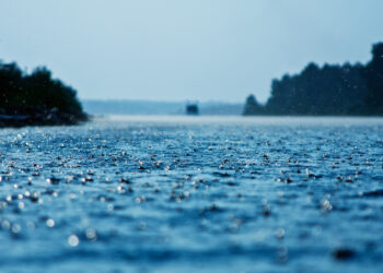 Nesër mos harroni çadrat, priten reshje shiu