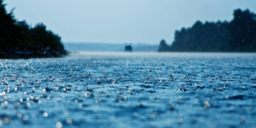 Nesër mos harroni çadrat, priten reshje shiu