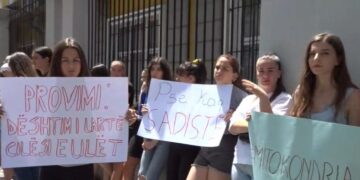 Maturantët në protestë para Ministrisë së Arsimit