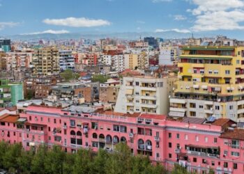 Si ka ndryshuar ekonomia e Tiranës në 5 vite! Ulen aktivitetet financiare, rritet pesha e administratës publike