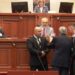 “O burracak, i pafytyrë!”, tensione në Kuvend. Berisha bllokon foltoren, ndërhyn Garda