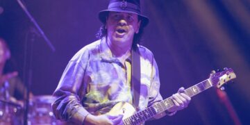 Kitaristi legjendar Carlos Santana rrëzohet në skenë