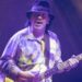 Kitaristi legjendar Carlos Santana rrëzohet në skenë
