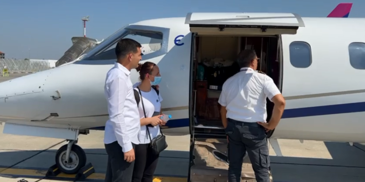 Në rrezik për jetën nga bllokimi i dy veshkave, “Fundjavë Ndryshe” transporton vajzën e sëmurë drejt Italisë