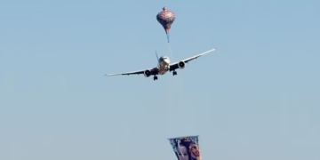 Aeroplani shmang balonën në ajër, pasagjerët në panik