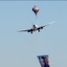 Aeroplani shmang balonën në ajër, pasagjerët në panik