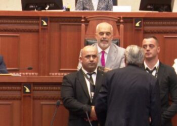 “O burracak, të ka çmendur 7 korriku”, Berisha i shkon Ramës te karrigia, i dalin gardistët: S’e rrah jo!