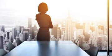 Si u paguan burrat dhe gratë në 2021, vetëm drejtueset femra fitojnë më shumë se meshkujt