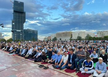 Sot Kurban Bajrami/Bujar Spahiu thirrje të rinjve: Mos ikni nga vendi, projektojeni të ardhmen këtu