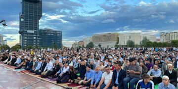 Sot Kurban Bajrami/Bujar Spahiu thirrje të rinjve: Mos ikni nga vendi, projektojeni të ardhmen këtu