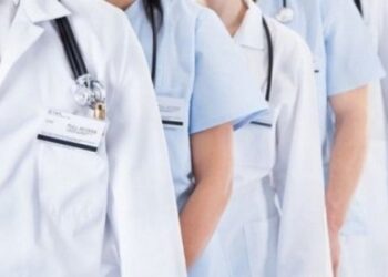 Shqipëria në krizë për personel shëndetësor! Ministria iu lutet mjekëve të dalë në pension të rikthehen