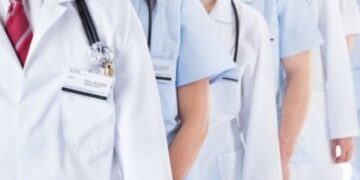 Shqipëria në krizë për personel shëndetësor! Ministria iu lutet mjekëve të dalë në pension të rikthehen