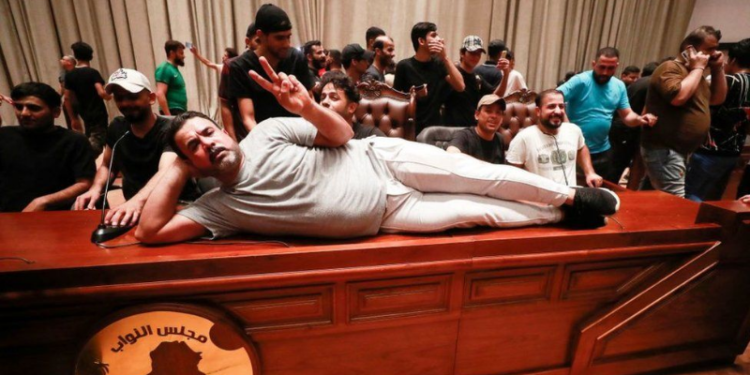 Mbështetësit e Muqtada al-Sadr sulmojnë ndërtesën e Parlamentit në Bagdad