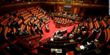 Presidenti i Italisë refuzon dorëheqjen e kryeministrit Draghi