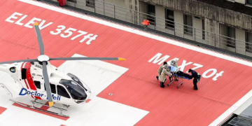 U qëllua teksa po mbante një fjalim, ndërron jetë ish-kryeministri i Japonisë (FOTO-VIDEO)