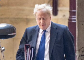 “Të largohet menjëherë!”/Shkëlqimi dhe rënia e Boris Johnson