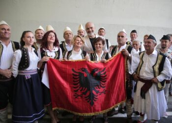 Të fluturosh…me këngë në gojë