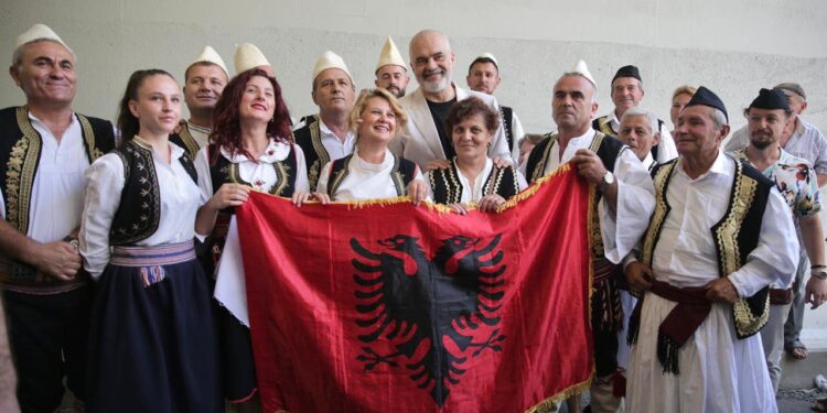 Të fluturosh…me këngë në gojë