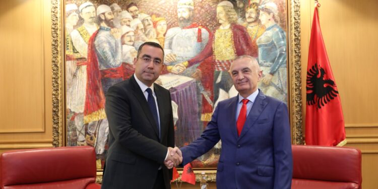 Meta pranon letrat kredenciale të ambasadorit turk: Vlerësova nivelin e bashkëpunimit ekonomik e tregtar mes dy vendeve