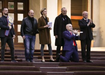 Të gjithë hallexhinjtë në një dosje, pa llogaritur Metën